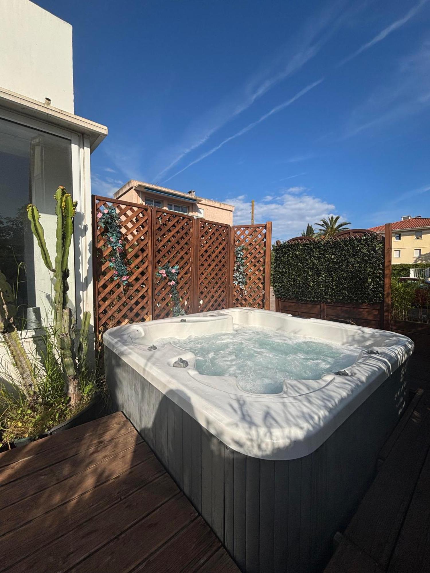Hotel Sable Et Soleil - Port, Plage Et Jacuzzi Prive Fréjus Exteriér fotografie