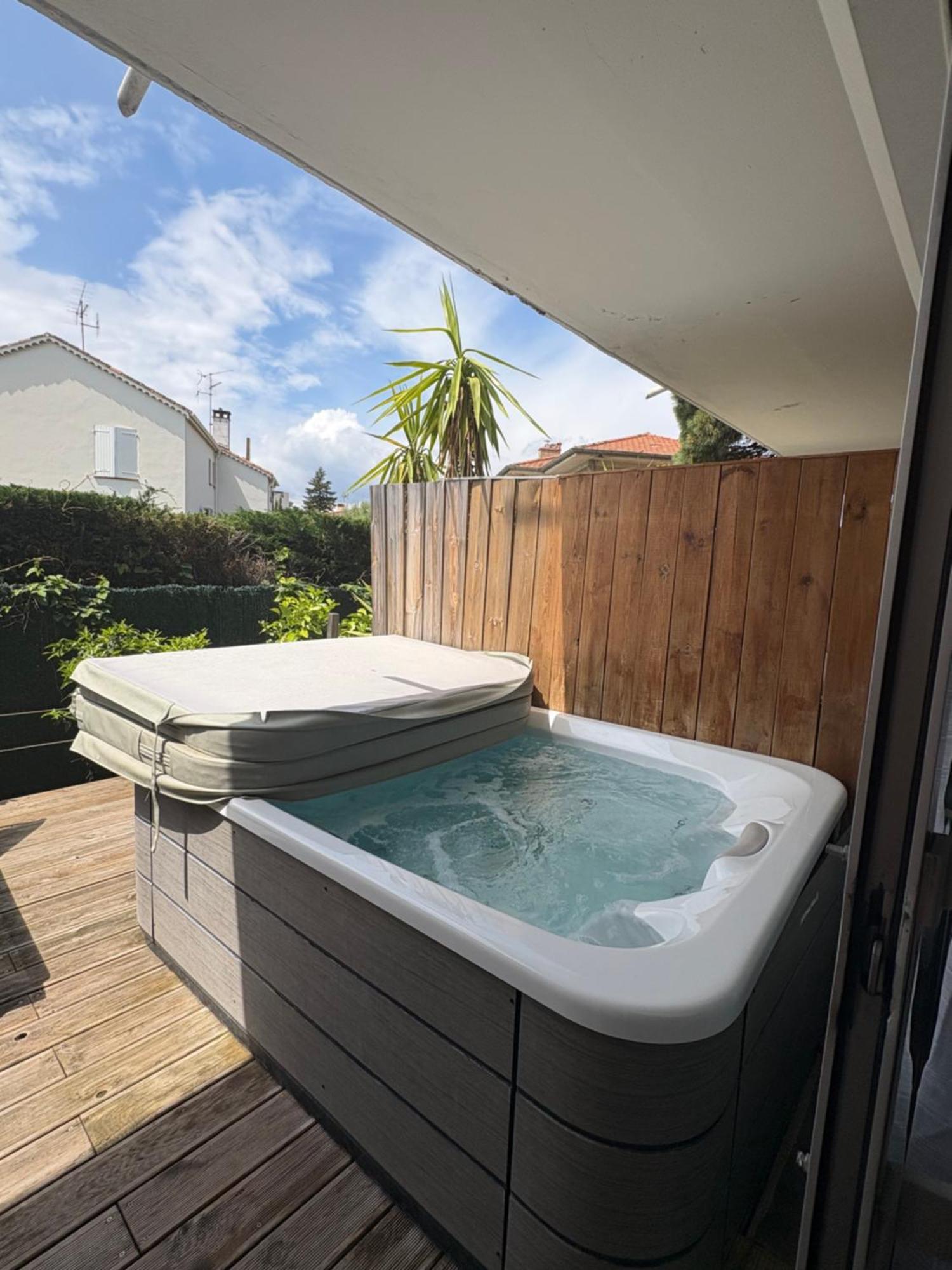 Hotel Sable Et Soleil - Port, Plage Et Jacuzzi Prive Fréjus Exteriér fotografie